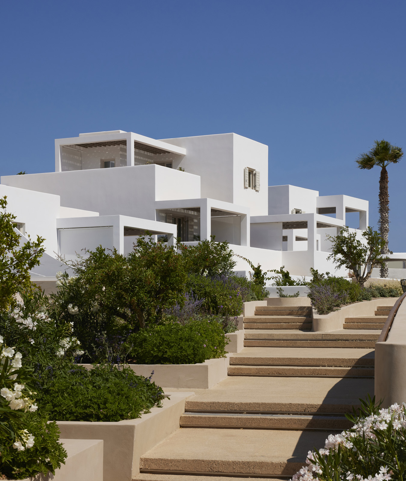 Avant Mar rooms outside_1350x1600